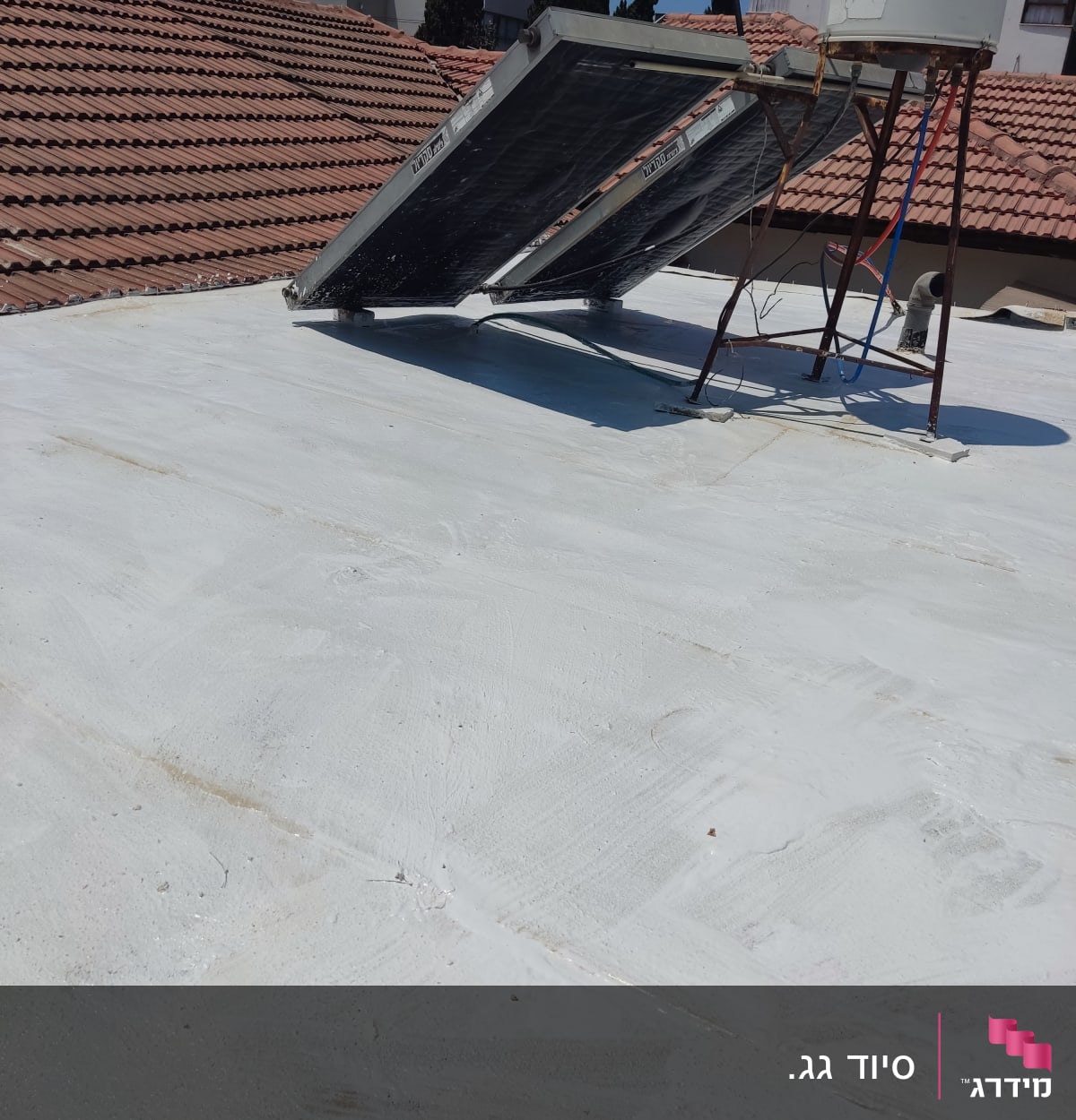 גג אטום עם חומר איטום לבן ליד דוד שמש